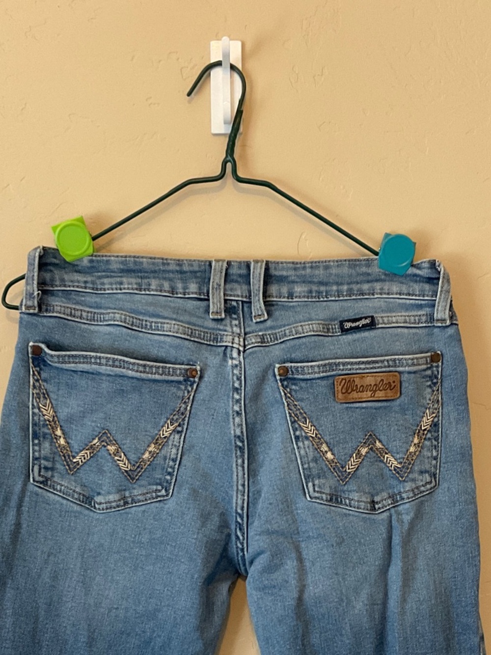Wrangler blue denim jeans with embroidered W back pockets - Picture 5 of 7